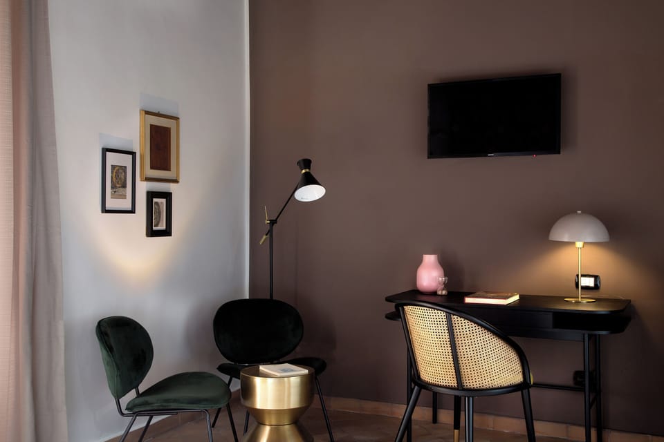 Basic Room, 1 Queen Bed | Minibar, in-room safe, desk, free WiFi