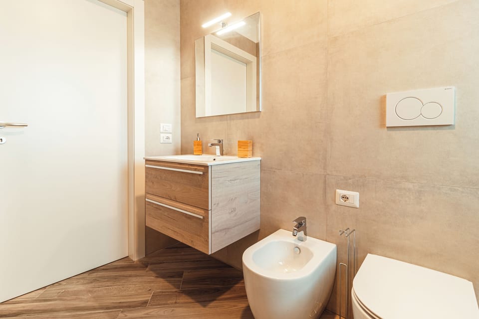 Bidet, towels