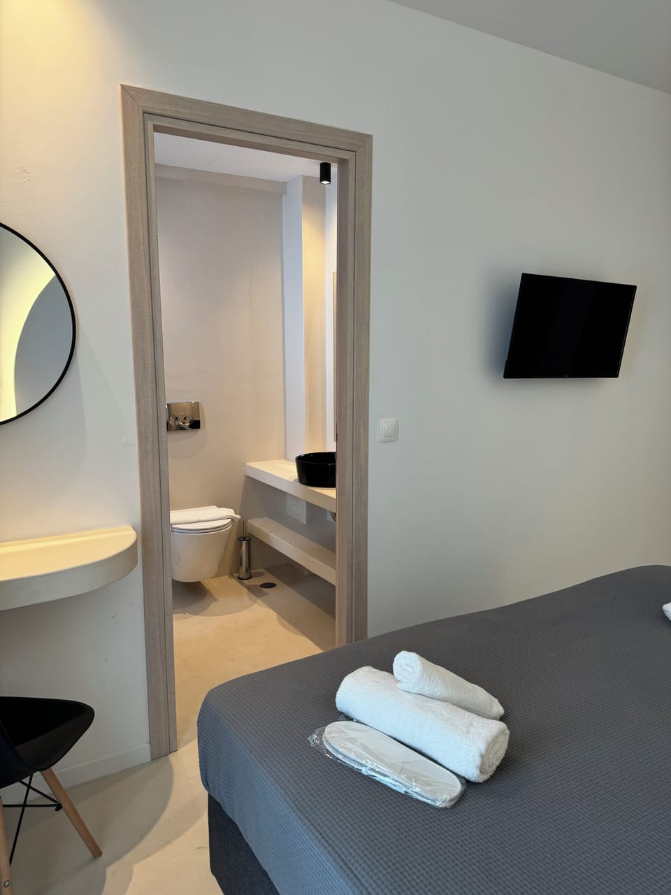 Double Room, 1 Queen Bed | In-room safe, blackout drapes, soundproofing