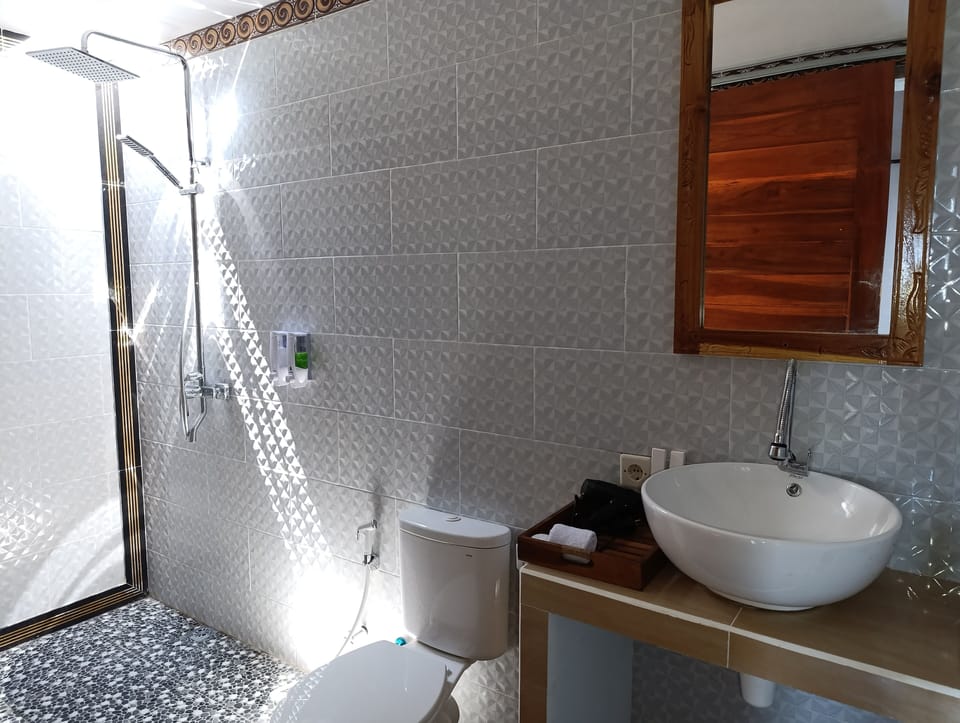 Deluxe Single Room, Air conditioning, Garden View | Bathroom | Hair dryer, towels, soap, shampoo