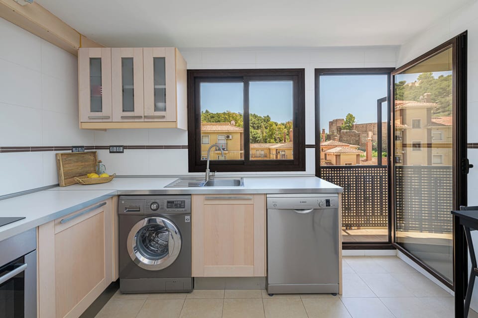 Deluxe Penthouse, City View | Private kitchen | Full-size fridge, microwave, oven, stovetop