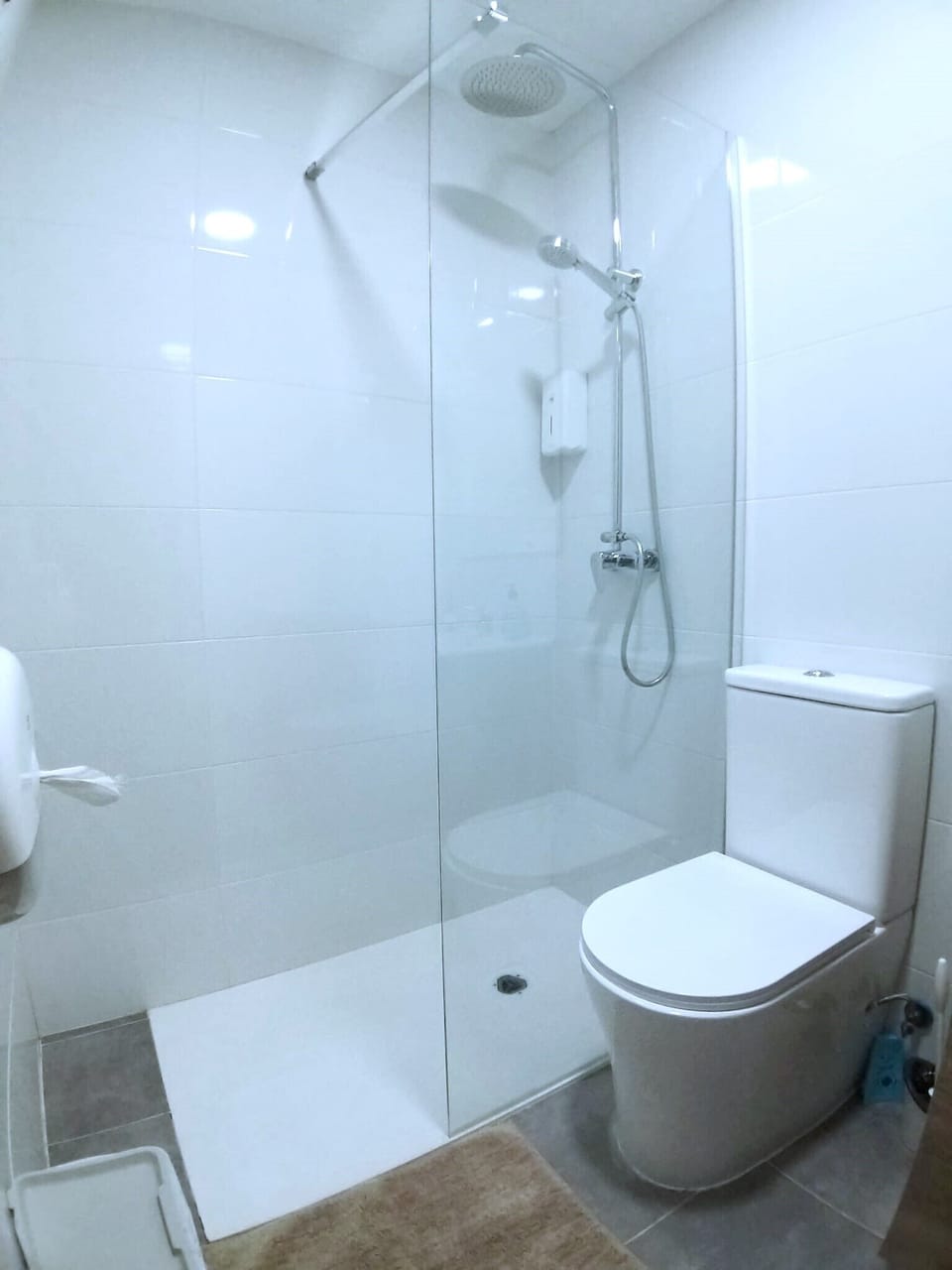 Deluxe Room | Bathroom | Shower, hair dryer, towels, soap