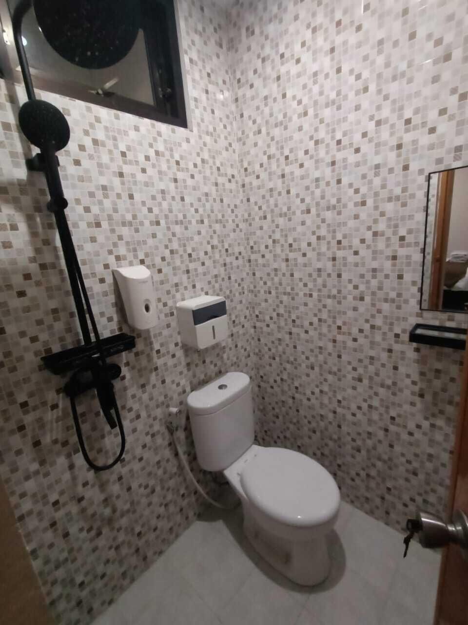 Towels, soap, shampoo, toilet paper
