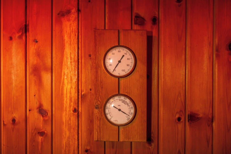 Sauna, hot tub