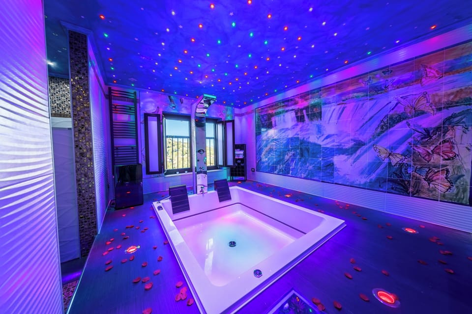 Luxury Apartment, 1 Queen Bed, Mountain View | Private spa tub