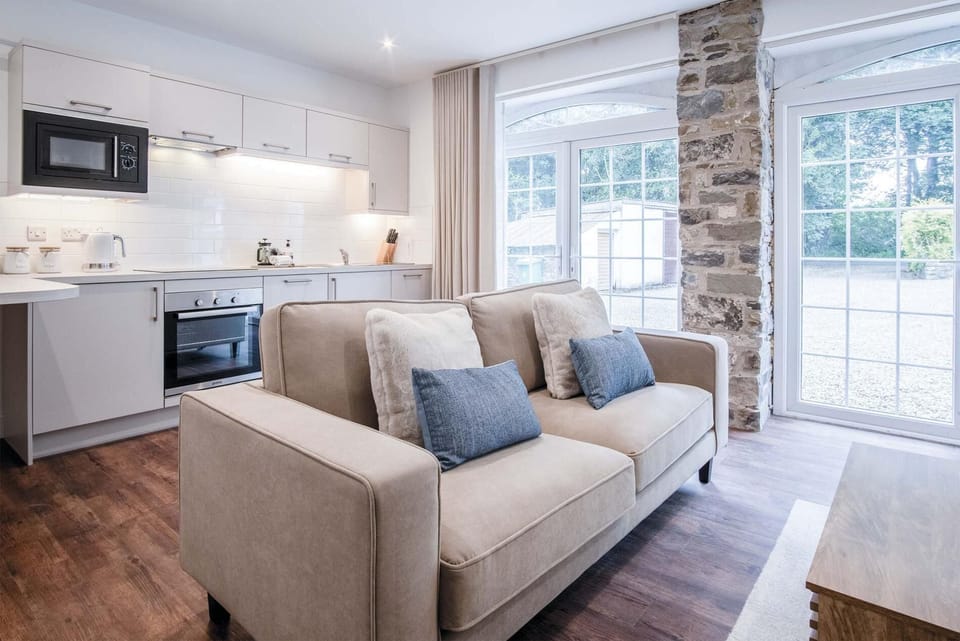 Cottage (1 Bedroom) | Living area | 32-inch Smart TV with cable channels, fireplace