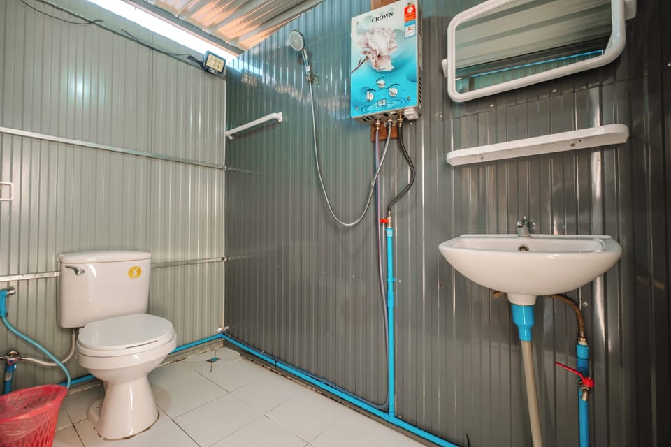 Shower, rainfall showerhead, free toiletries, hair dryer
