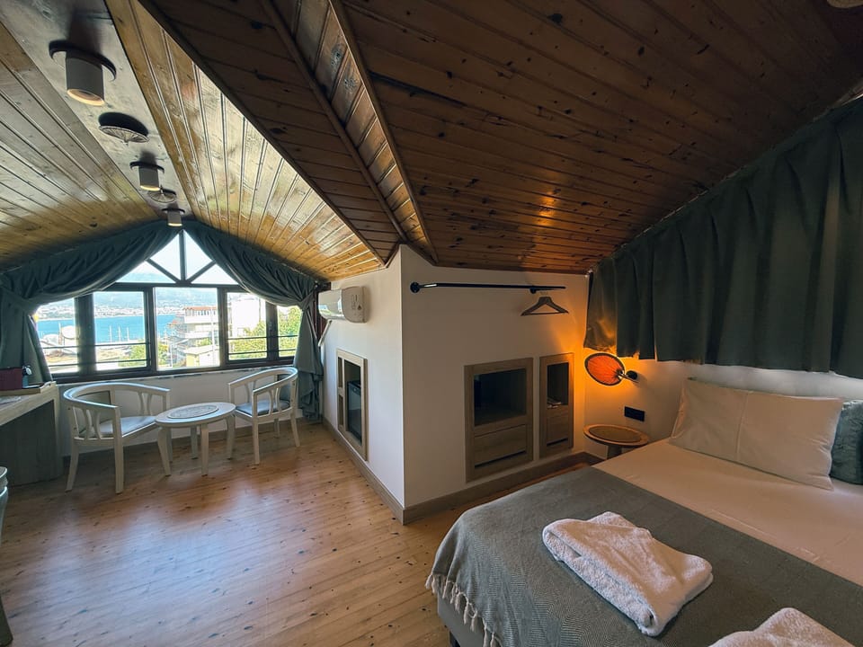 Premium Room | Minibar, in-room safe, individually decorated, soundproofing