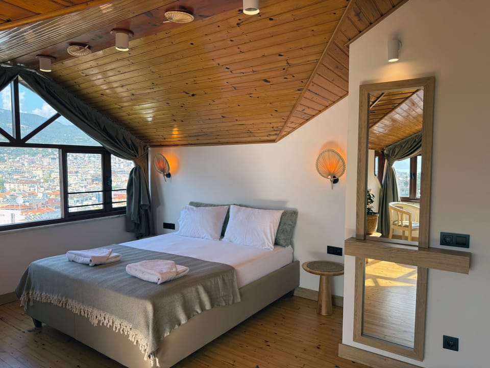 Deluxe Room | Minibar, in-room safe, individually decorated, soundproofing