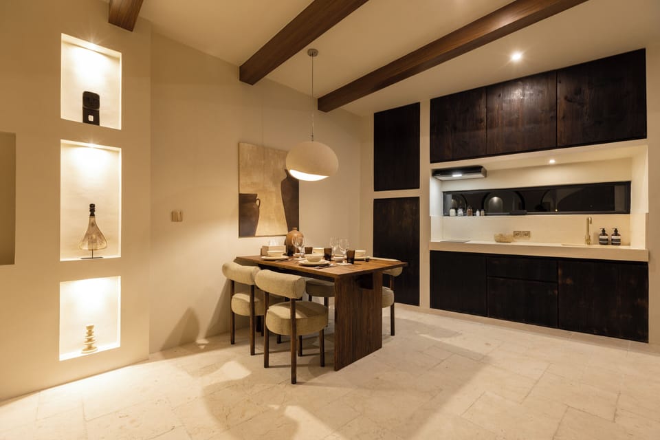Romantic Villa, 1 King Bed, Pool View | Dining room