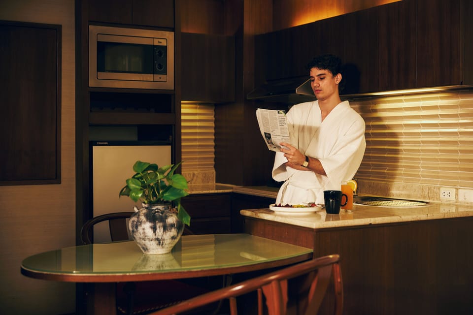 Davis One-Bedrooms Suite (Main Wing) | Living area | 40-inch LCD TV with satellite channels, TV, MP3 dock