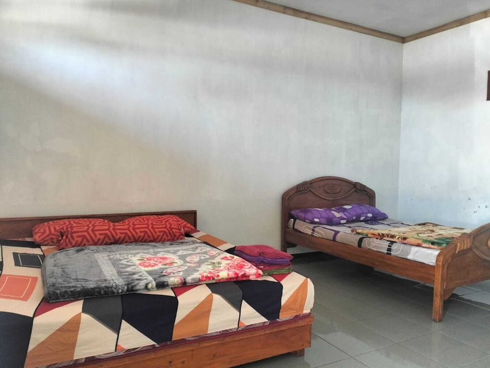 Family Room | Desk, bed sheets