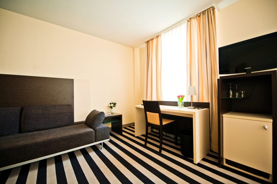 Economy Double Room, 1 Queen Bed | In-room safe, desk, laptop workspace, blackout drapes