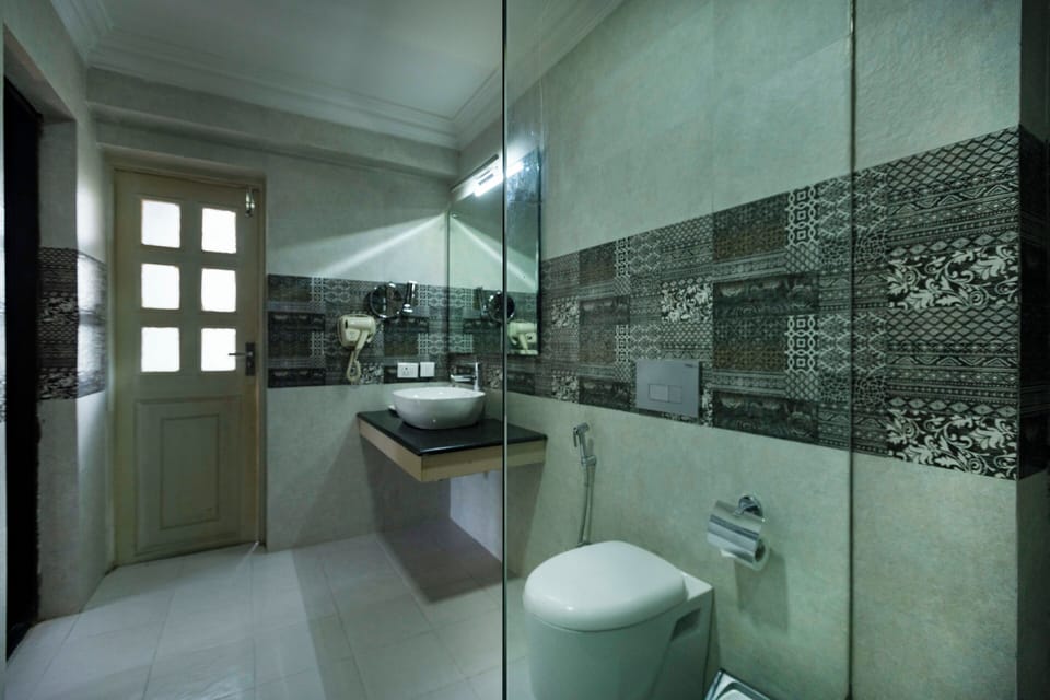 Rana Suite | Bathroom | Free toiletries, hair dryer, slippers, bidet