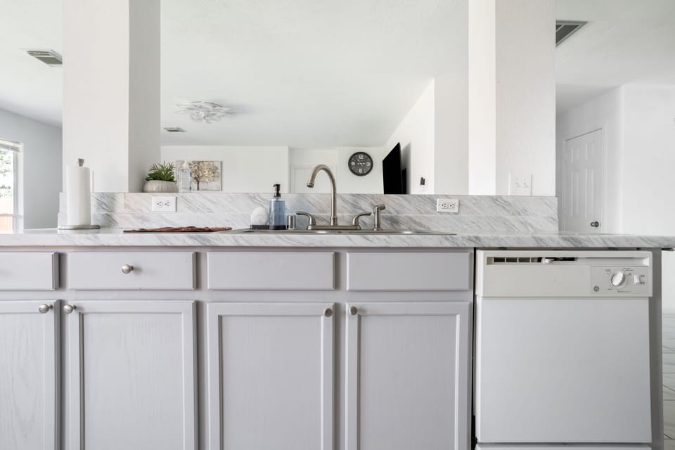 House, 4 Bedrooms | Private kitchen | Fridge, oven, coffee/tea maker, toaster