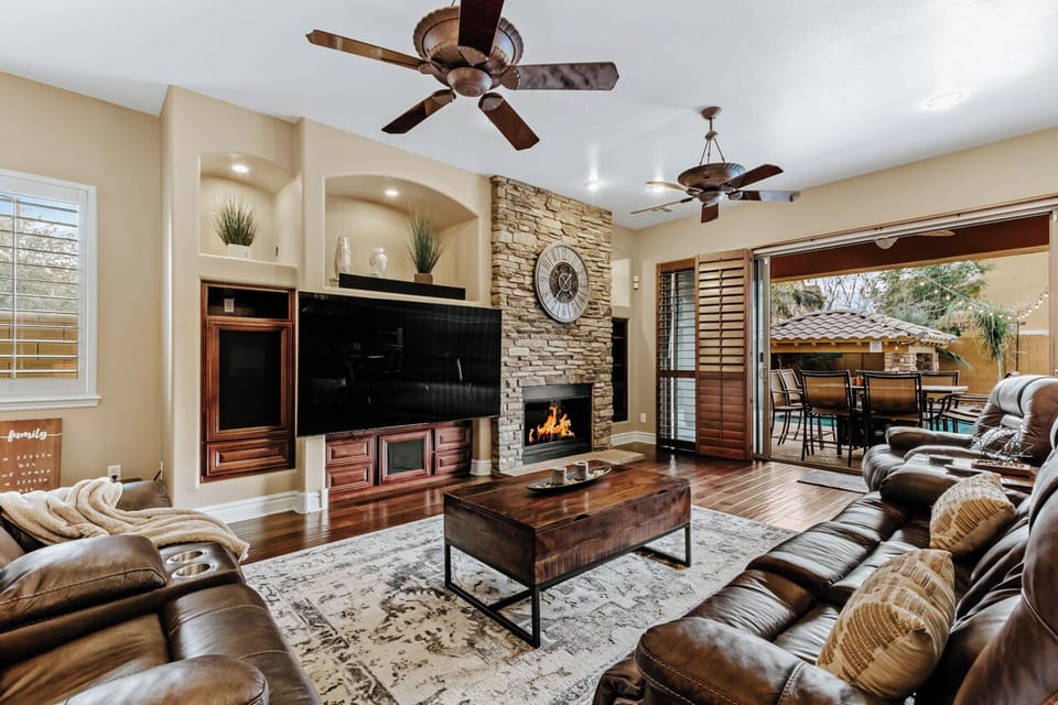 House, 6 Bedrooms | Living area | Smart TV