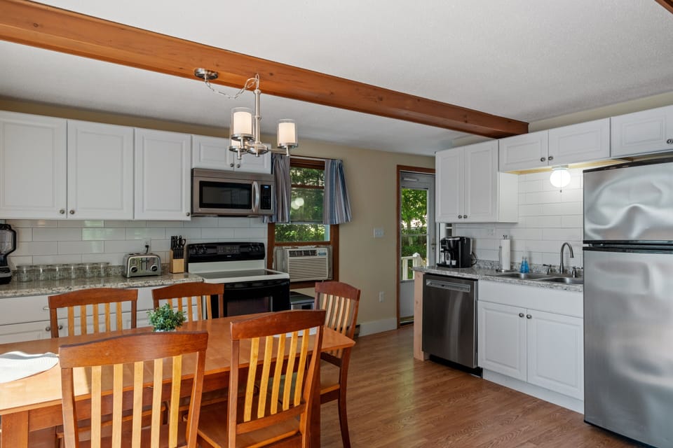 House, 4 Bedrooms | Private kitchen | Fridge, oven, coffee/tea maker, toaster