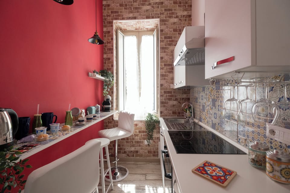 Full-size fridge, oven, stovetop, dishwasher