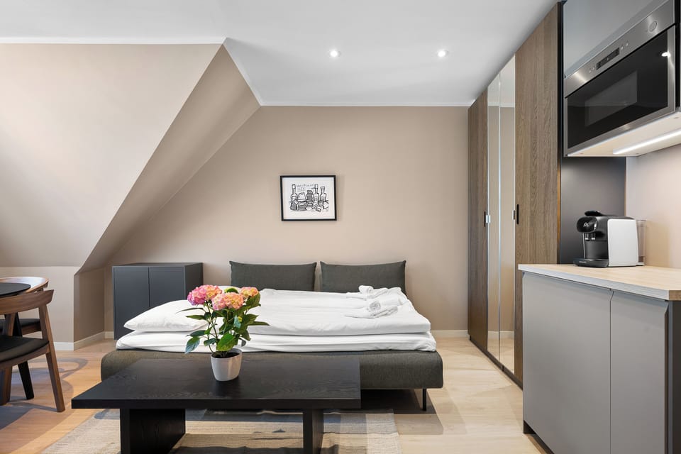 Quadruple Room | Desk, laptop workspace, soundproofing, iron/ironing board