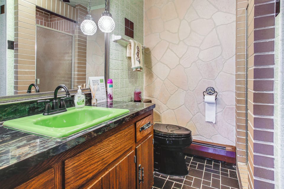 Waterfront Berry Lake Getaway w/ Sunroom! Cottage in Wisconsin