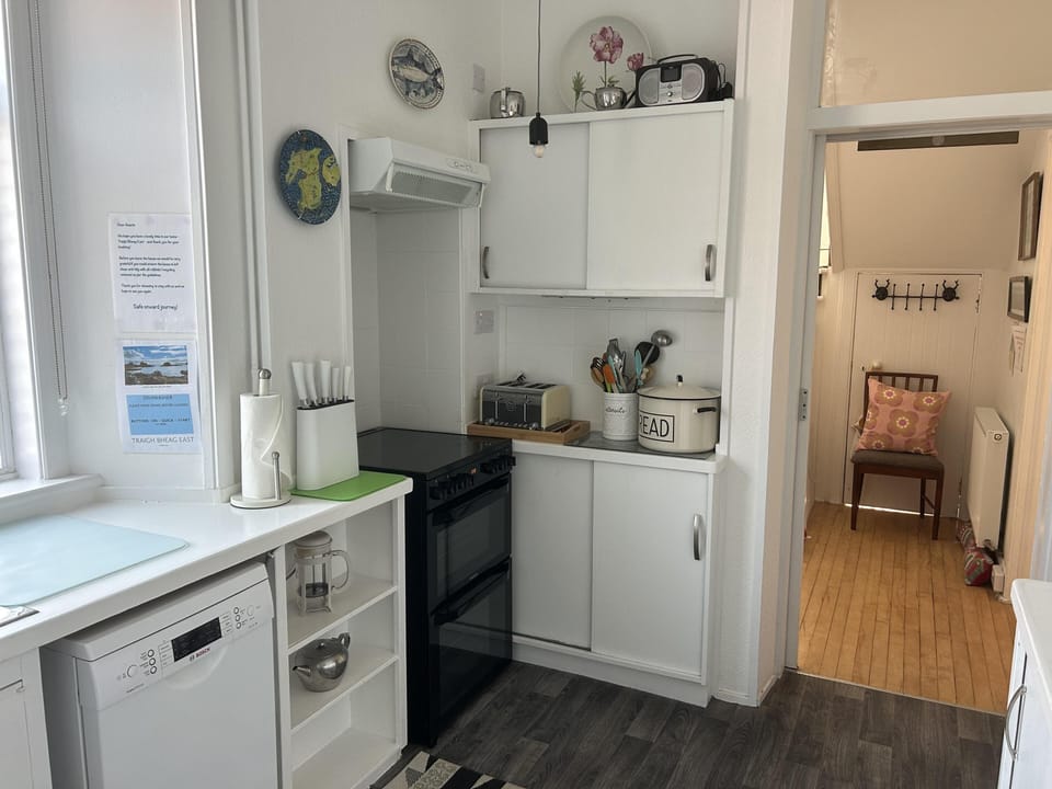 House | Private kitchen | Fridge, microwave, oven, stovetop