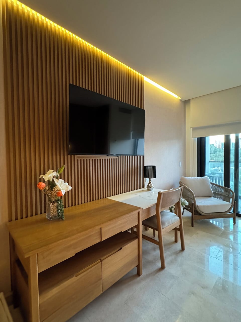 Deluxe Studio | Living area | Flat-screen TV