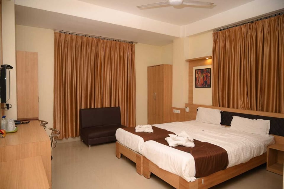 Deluxe Room, 1 King Bed | Desk, laptop workspace, blackout drapes, soundproofing