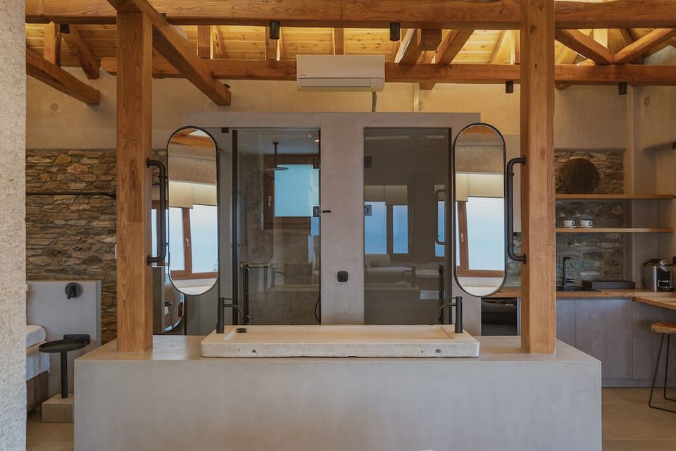 Honeymoon Studio Suite | Bathroom | Shower, free toiletries, bathrobes, slippers
