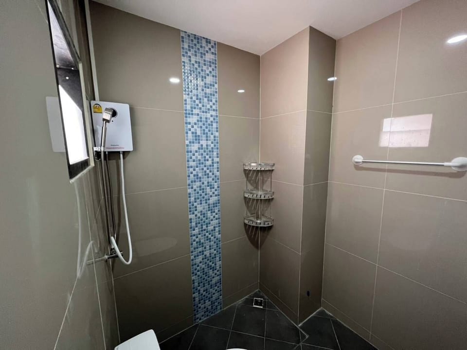 Shower, free toiletries, hair dryer, towels