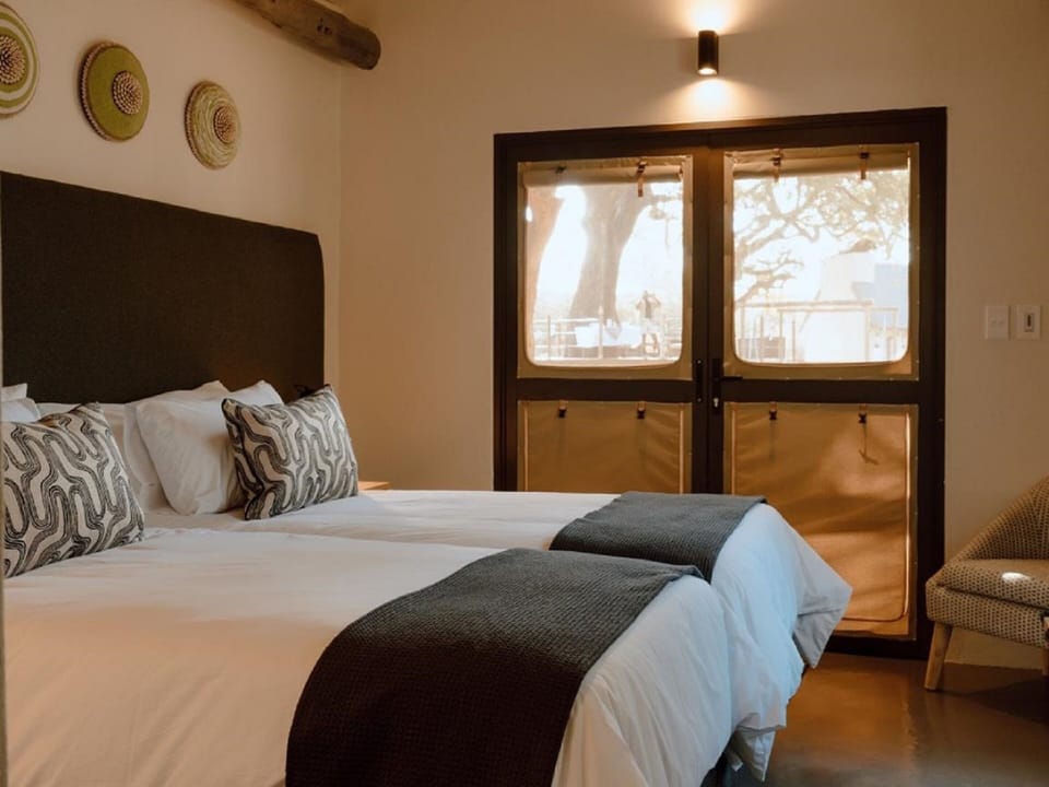 Superior Room | In-room safe, bed sheets