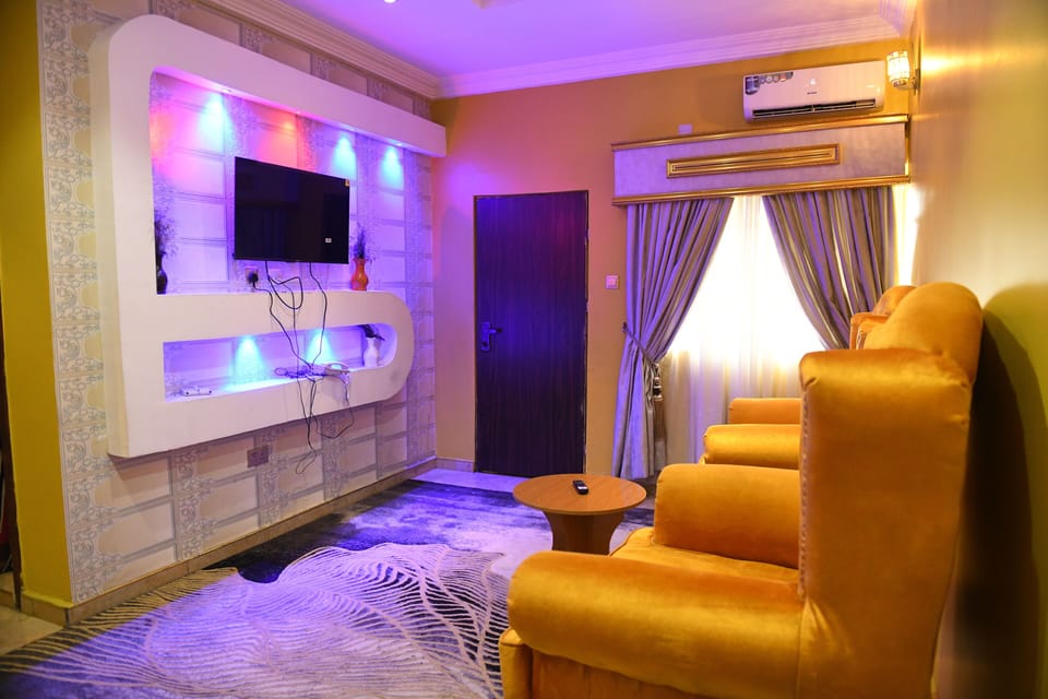 Superior Suite, Balcony | In-room dining