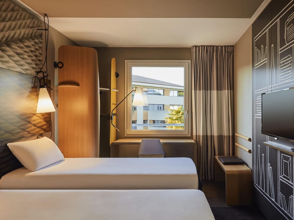 Classic Twin Room, Smoking | Premium bedding, pillowtop beds, desk, blackout drapes