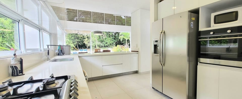 Chalet | Private kitchen | Full-size fridge, microwave, cookware/dishes/utensils