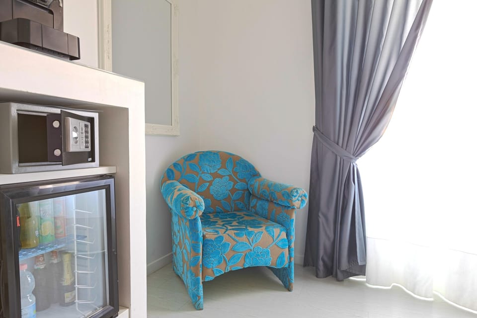Superior Room, Balcony, City View | Minibar, in-room safe, desk, blackout drapes