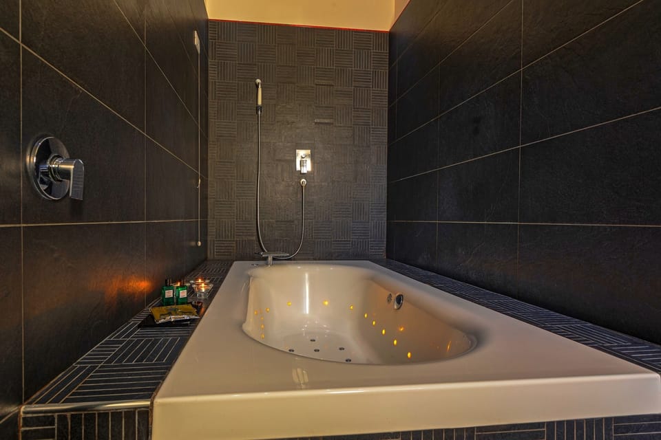 Honeymoon Suite, Balcony, City View | Bathroom | Hair dryer, bidet, towels, soap