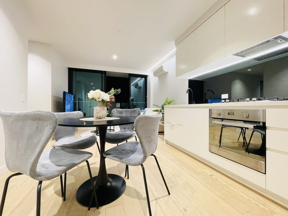 Classic Apartment | Private kitchen | Full-size fridge, microwave, oven, stovetop