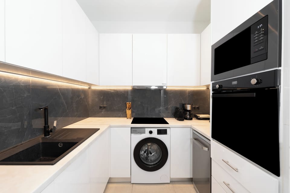 Deluxe Apartment, 3 Bedrooms, Balcony, City View | Private kitchen