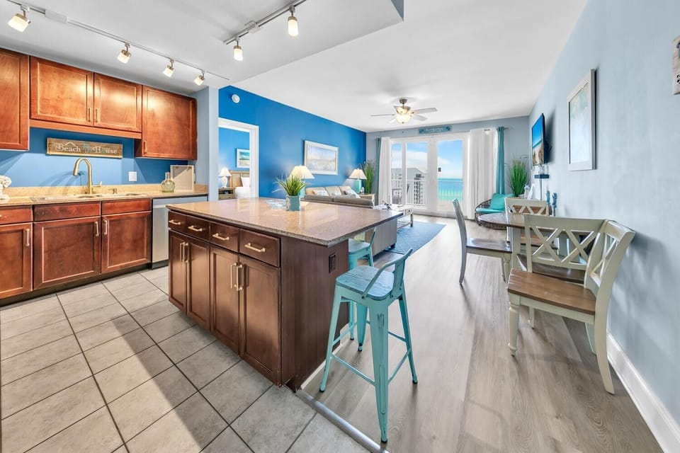 Condo, Multiple Beds (Laketown Wharf 927) | Interior