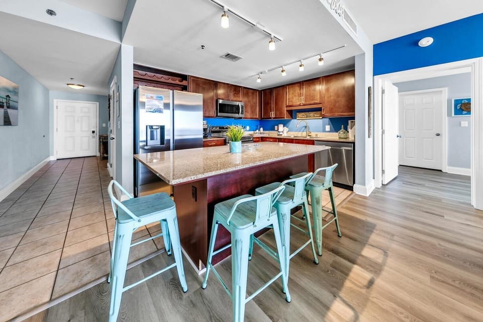 Condo, Multiple Beds (Laketown Wharf 927) | Private kitchen | Oven, toaster