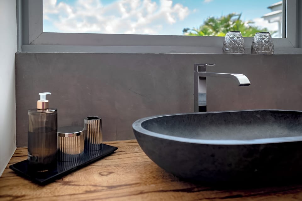 Suite GRENADE | Bathroom | Free toiletries, hair dryer, towels, soap