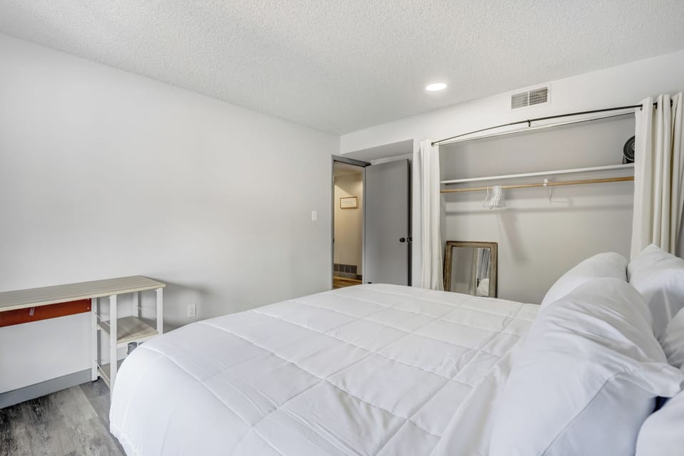 2 bedrooms, iron/ironing board, WiFi (free)