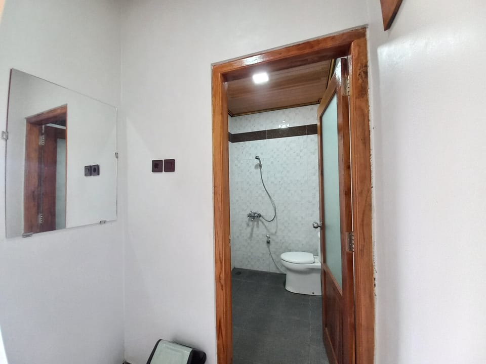 Superior Double or Twin Room, Courtyard View | Bathroom | Shower, slippers, bidet, towels