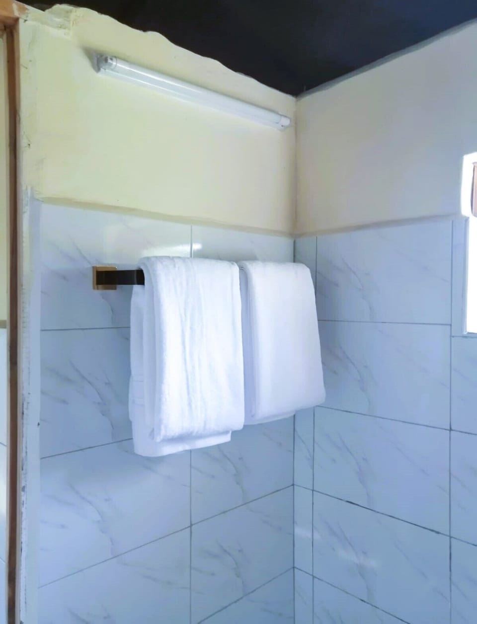 Standard Single Room, 1 Large Twin Bed, Non Smoking, Ground Floor | Bathroom | Shower, slippers, towels, soap