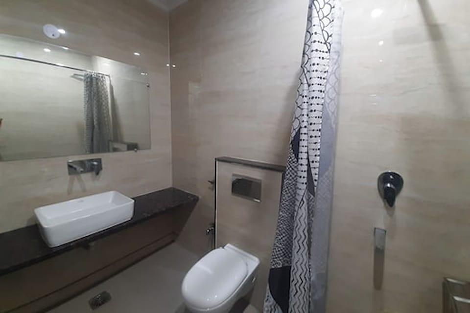 Shower, rainfall showerhead, free toiletries, towels