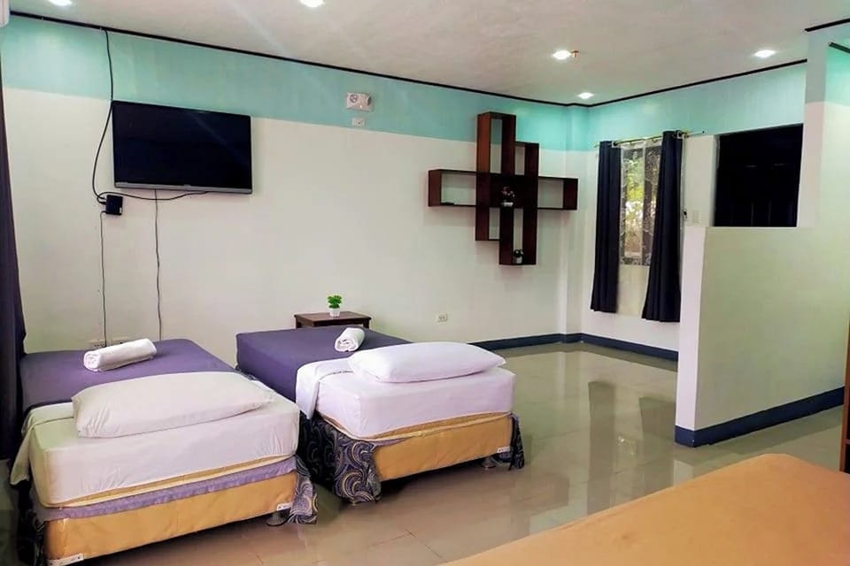 Family Room | Desk, WiFi (free), bed sheets