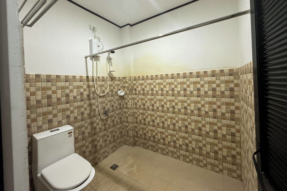 Family Room | Bathroom | Shower, rainfall showerhead, free toiletries, towels