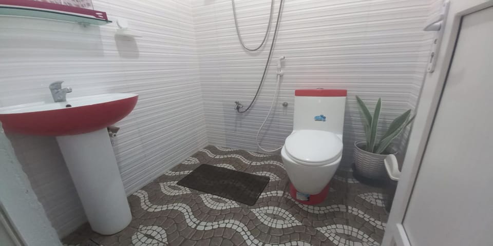 Family Double Room | Bathroom | Shower, rainfall showerhead, free toiletries, hair dryer
