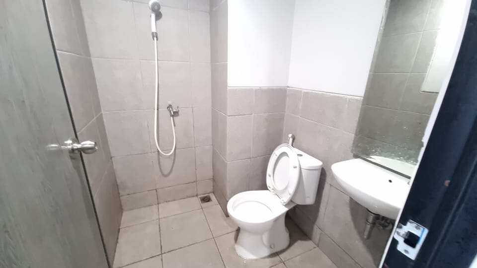 Deluxe Double Room | Bathroom | Shower, free toiletries, towels, soap