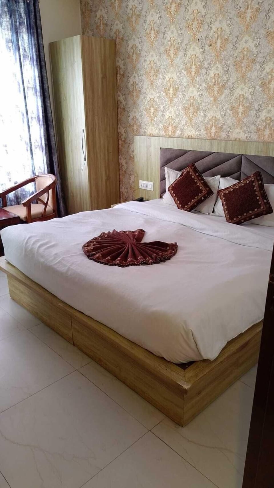 Deluxe Double Room, City View | Desk