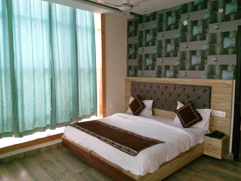 Deluxe Double Room, City View | Desk